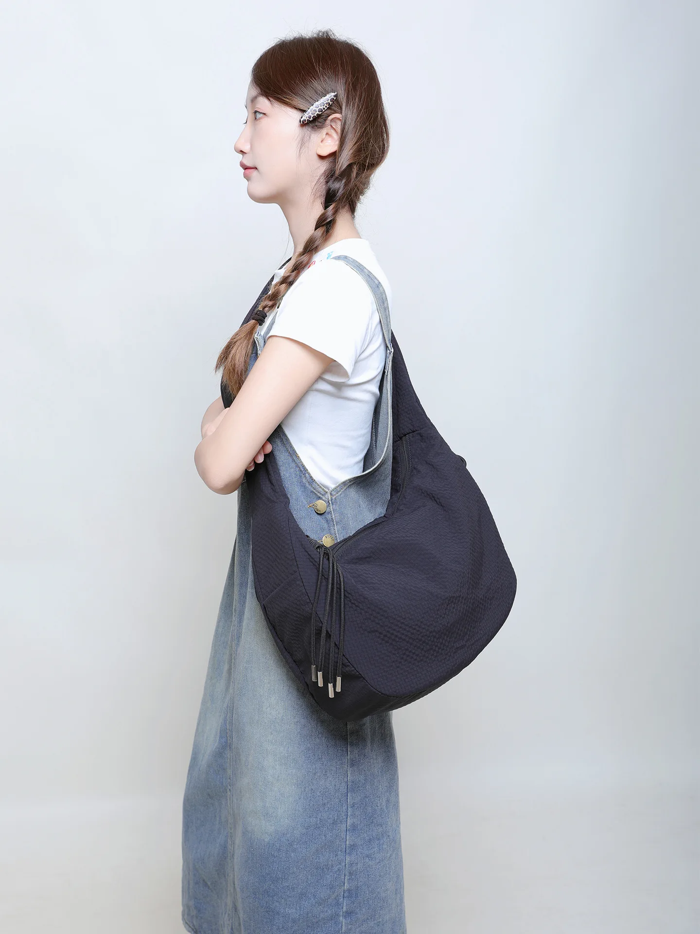 Canvas bag in solid color, simple and relaxed style, large capacity, commuter bag for women, pleated crossbody bag, light luxury