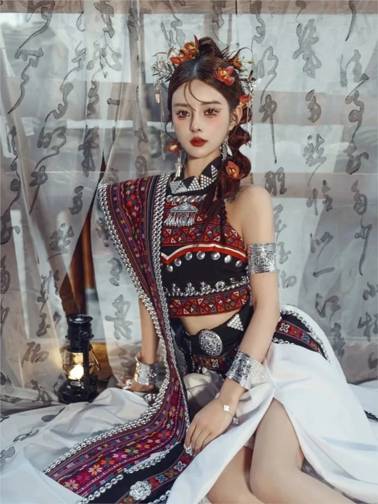 Ethnic costumes strapless photo studios wedding dresses performances exotic dances photography travel photography