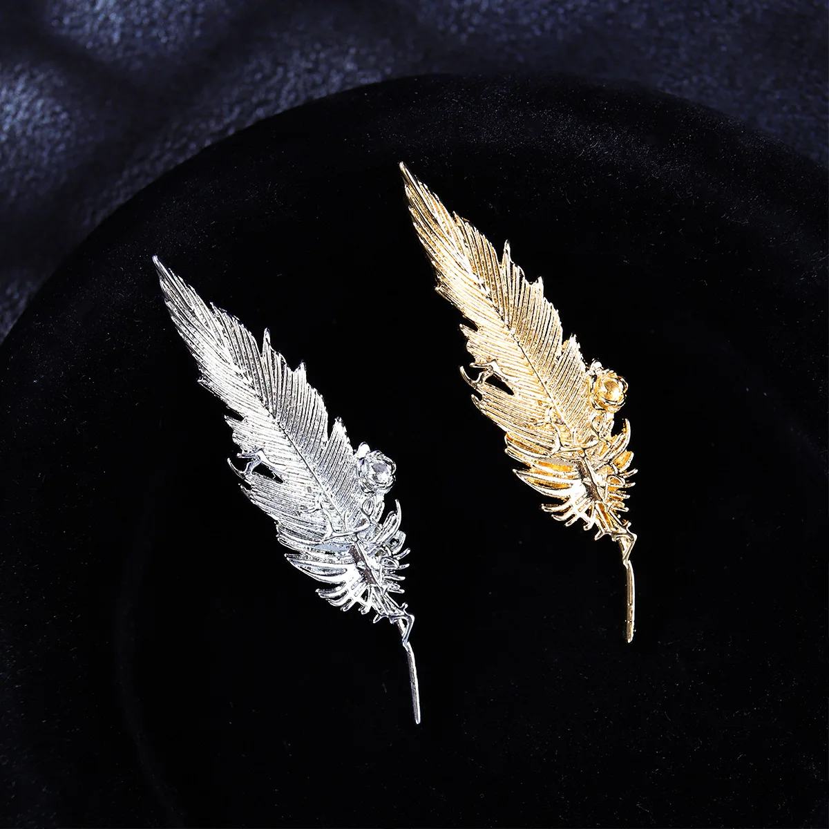 Retro Metal Feather Leaf Brooch Men Suit Shirt Lapel Pin Corsage Dress Badge Brooches for Women Fashion Jewelry Accessories