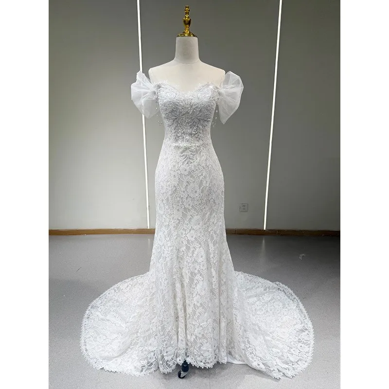 A one-shoulder lace fishtail light gauze dress for person's travel photo shoot