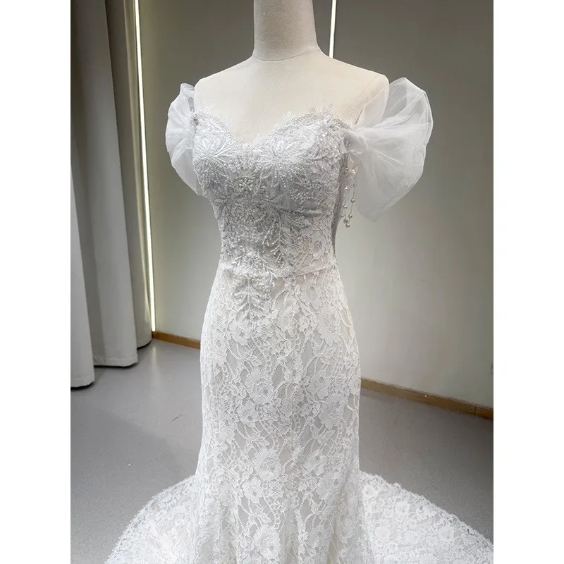 A one-shoulder lace fishtail light gauze dress for person's travel photo shoot