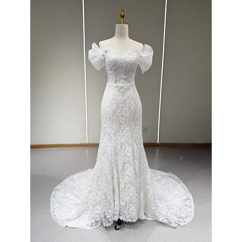 A one-shoulder lace fishtail light gauze dress for person's travel photo shoot