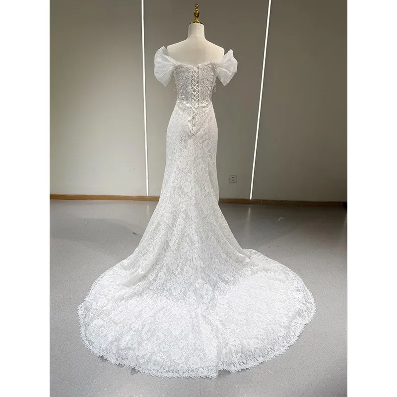A one-shoulder lace fishtail light gauze dress for person's travel photo shoot