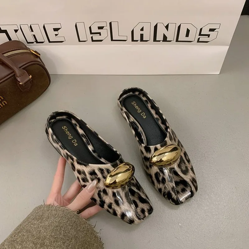 Women Mules Slippers Fashion Patent Leather Casual Cool Slippers Designer Metal Buckle Fish Mouth Slippers for Women Half Slides