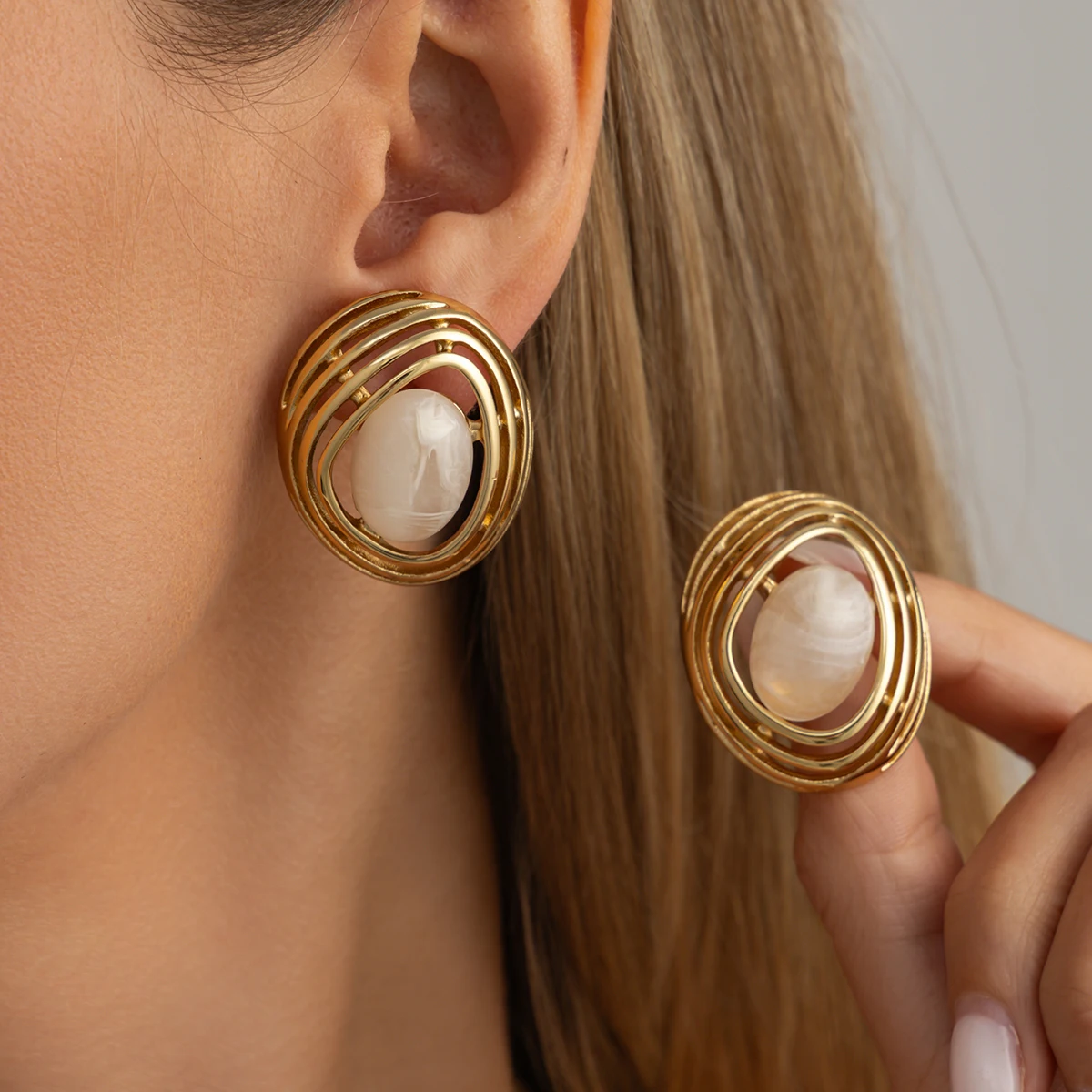 SHIXIN Fashion Vintage Gold Color Oval Resin Stud Earrings Women Punk Hollow Metal Piercing Earring Retro Elegant Jewelry Gifts