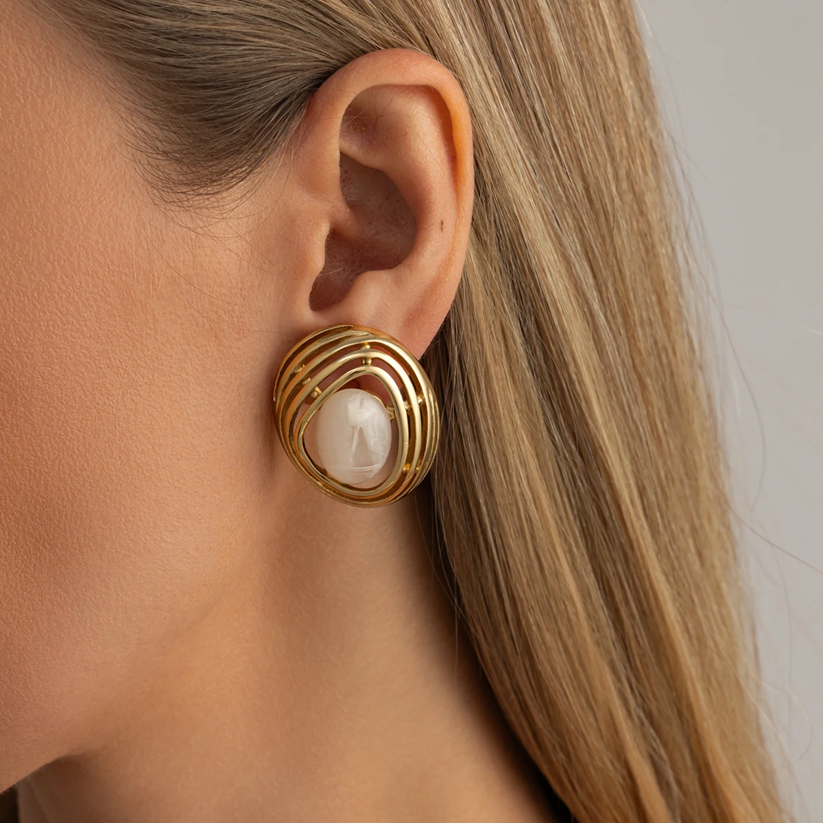 SHIXIN Fashion Vintage Gold Color Oval Resin Stud Earrings Women Punk Hollow Metal Piercing Earring Retro Elegant Jewelry Gifts