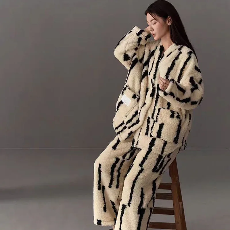 AW Coral Velvet Sleepwear Thickened Warm Winter Sweet and Cute Flannel Women's Sleepwear Simple and Loose Can Be Wearing Outside