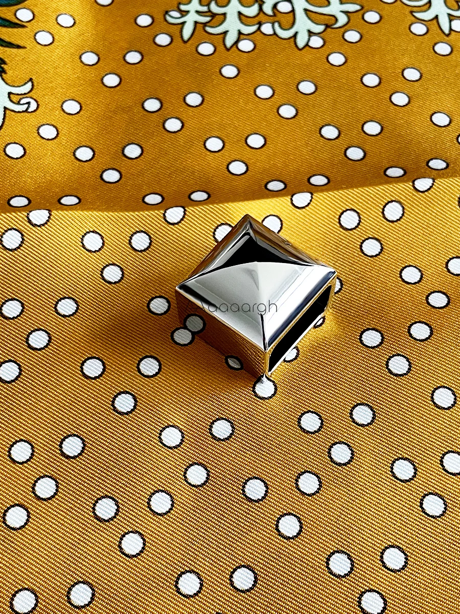 Luxury Designer Scarf Buckle Scarves Holder Bandanas Button Rings Shawls Holder Clip Christmas Accessories Gift Jewelrys
