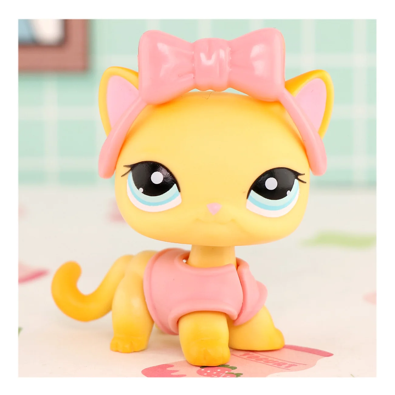 Mini Pet Shop Shorthair Cat Yellow Cat #339 Cute Rare Toy (1pc Toy and Headwear and Jacket)