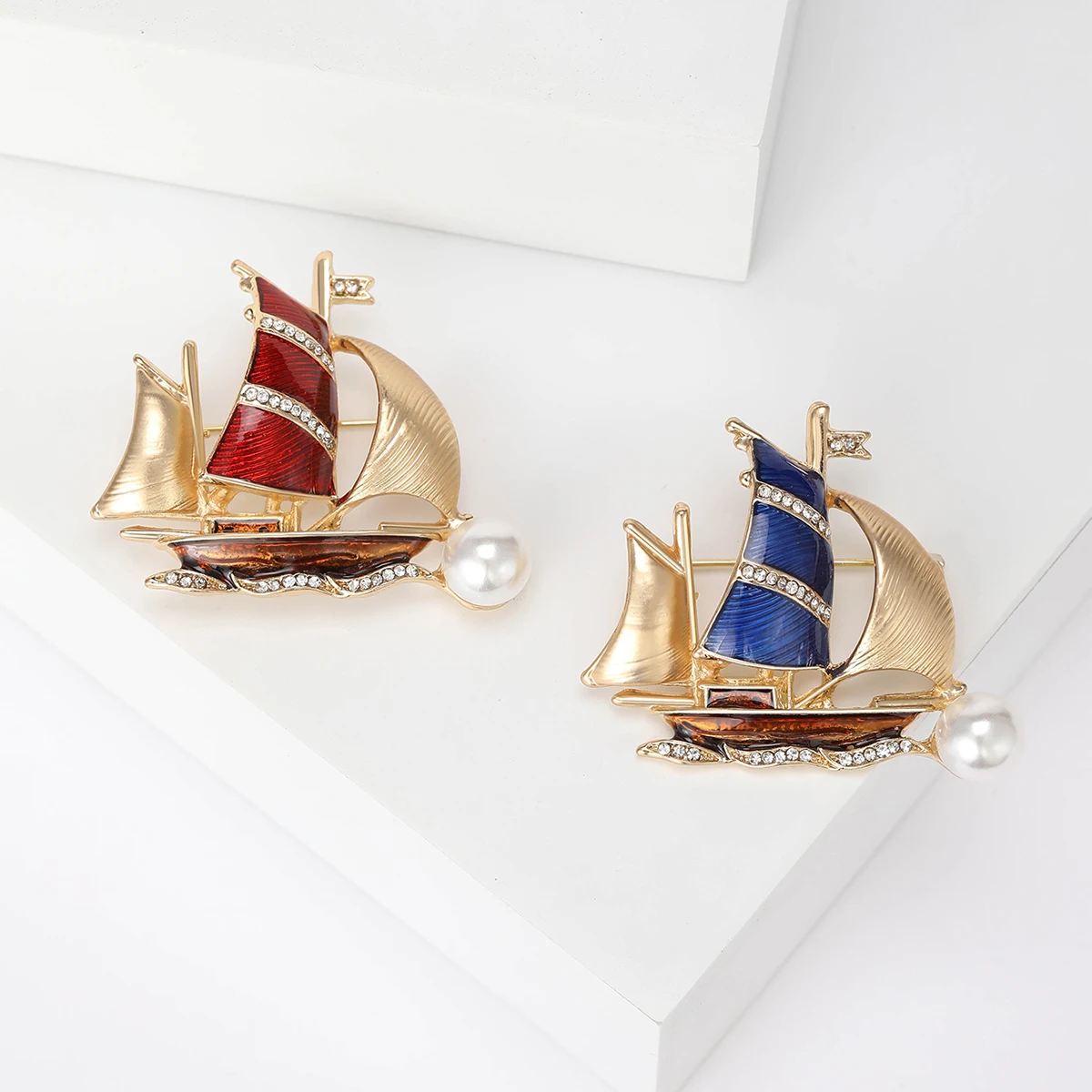 Stylish Enamel Boat Brooches for Women Rhinestones Ocean Series Pin Friend Event Party New Gifts Jewelry Decoration Accessories