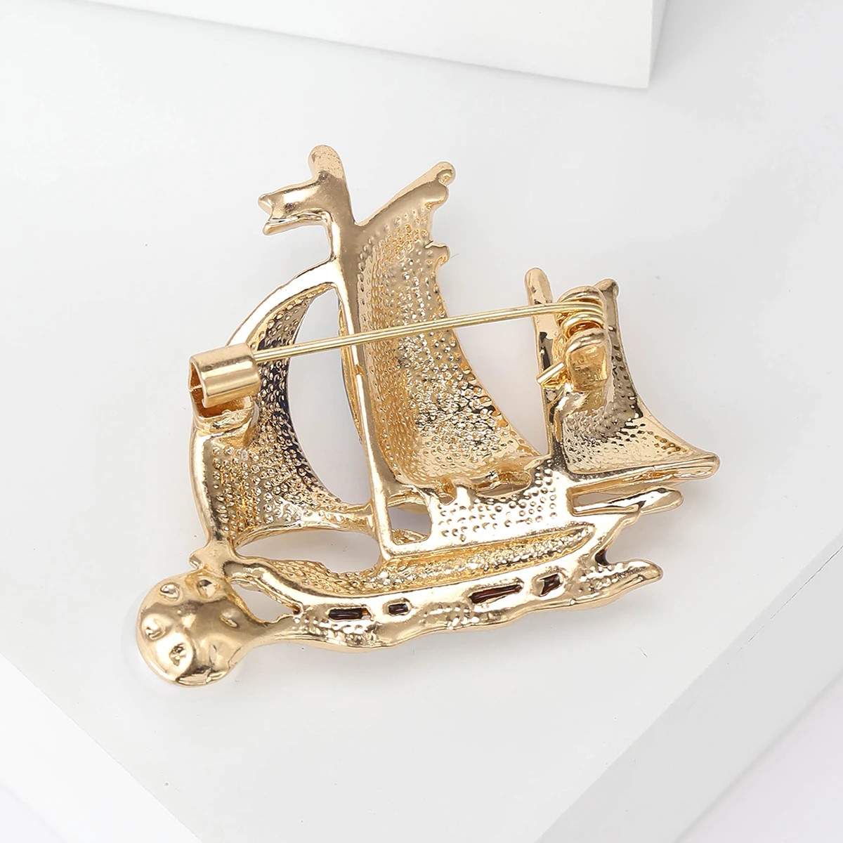 Stylish Enamel Boat Brooches for Women Rhinestones Ocean Series Pin Friend Event Party New Gifts Jewelry Decoration Accessories