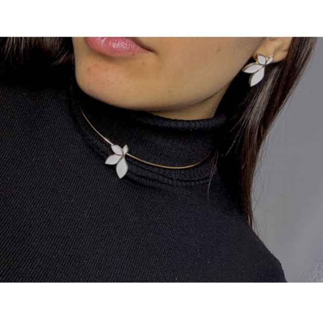 Colar Choker de Aro e Brinco de Flor Resinado branco elegante Banhado a Ouro (Escolher opção)