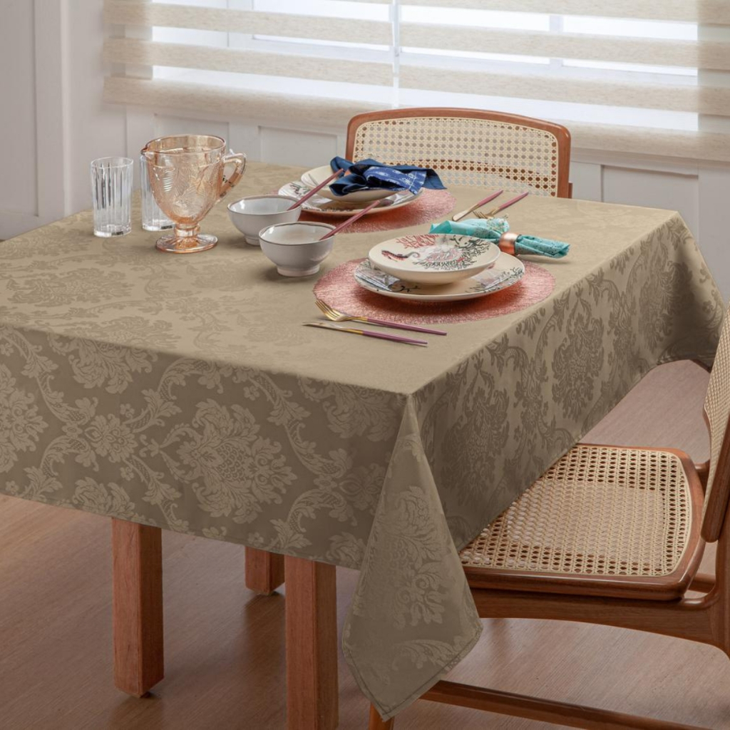 Toalha de Mesa Bege Jacquard 8 Lugares Tecido Grosso Toque Elegante para Festas