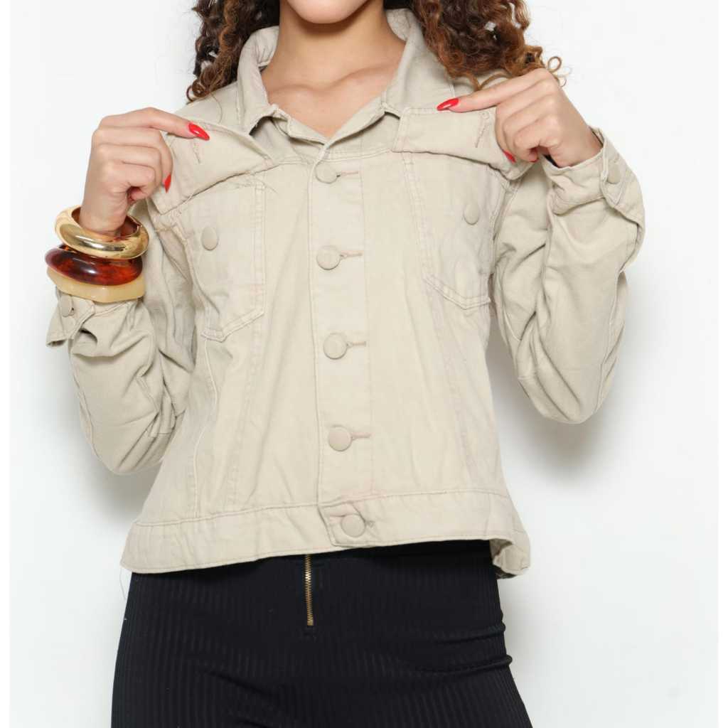 Jaqueta jeans cropped cor bege de botão forrado modelo super elegante