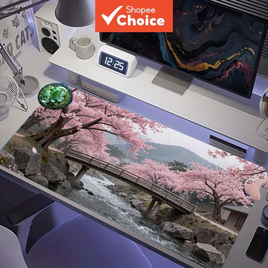 Ponte de madeira japonesa, riacho fluindo, cerejeira em flor rosa, montanha nebulosa, primavera, paisagem. Mouse pad
