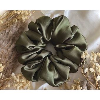Kit 10 Xuxinhas de Cetim Verde Oliva – Elegância e Cuidado para Seus Cabelos!