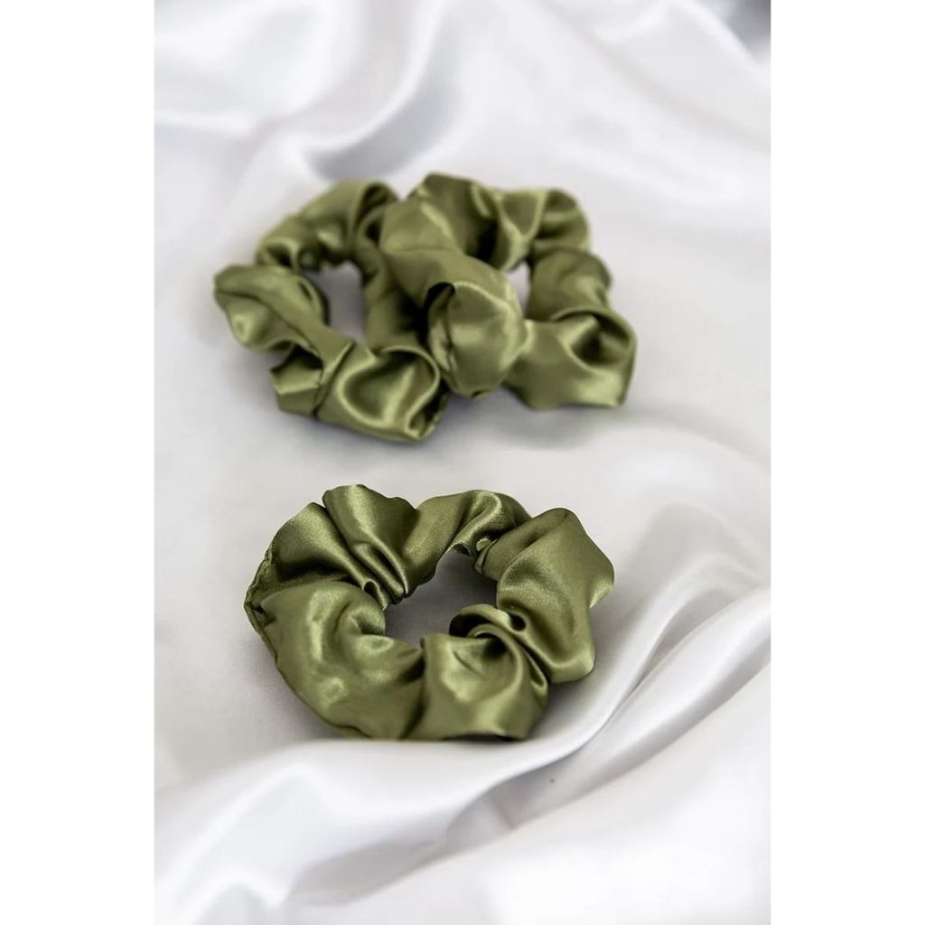 Xuxinha de Cetim Verde Oliva – Estilo e Sofisticação para Seu Visual