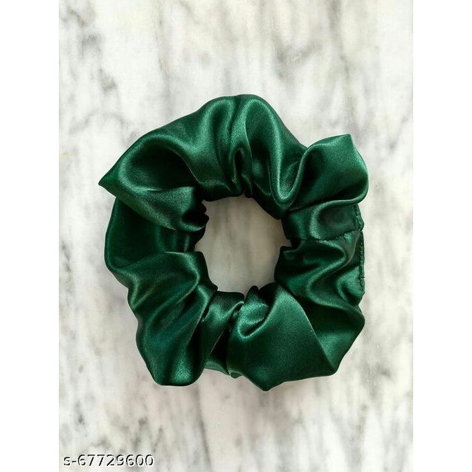 Scrunchie de Cetim Verde Escuro – Elegância e Conforto para Seus Penteados
