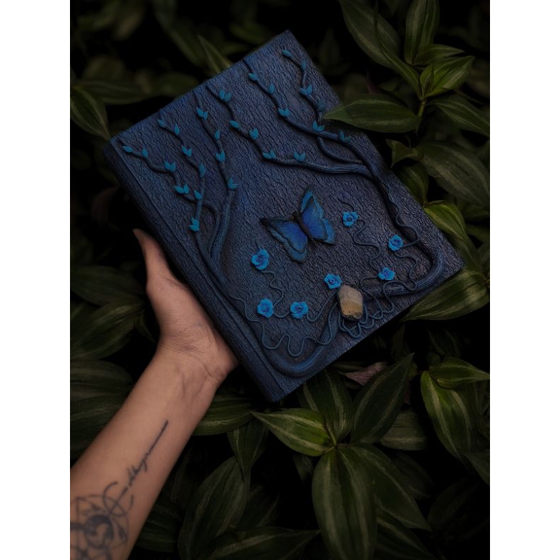 Grimório Artesanal em madeira Borboleta Azul em relevo | folhas envelhecidas luxo vintage