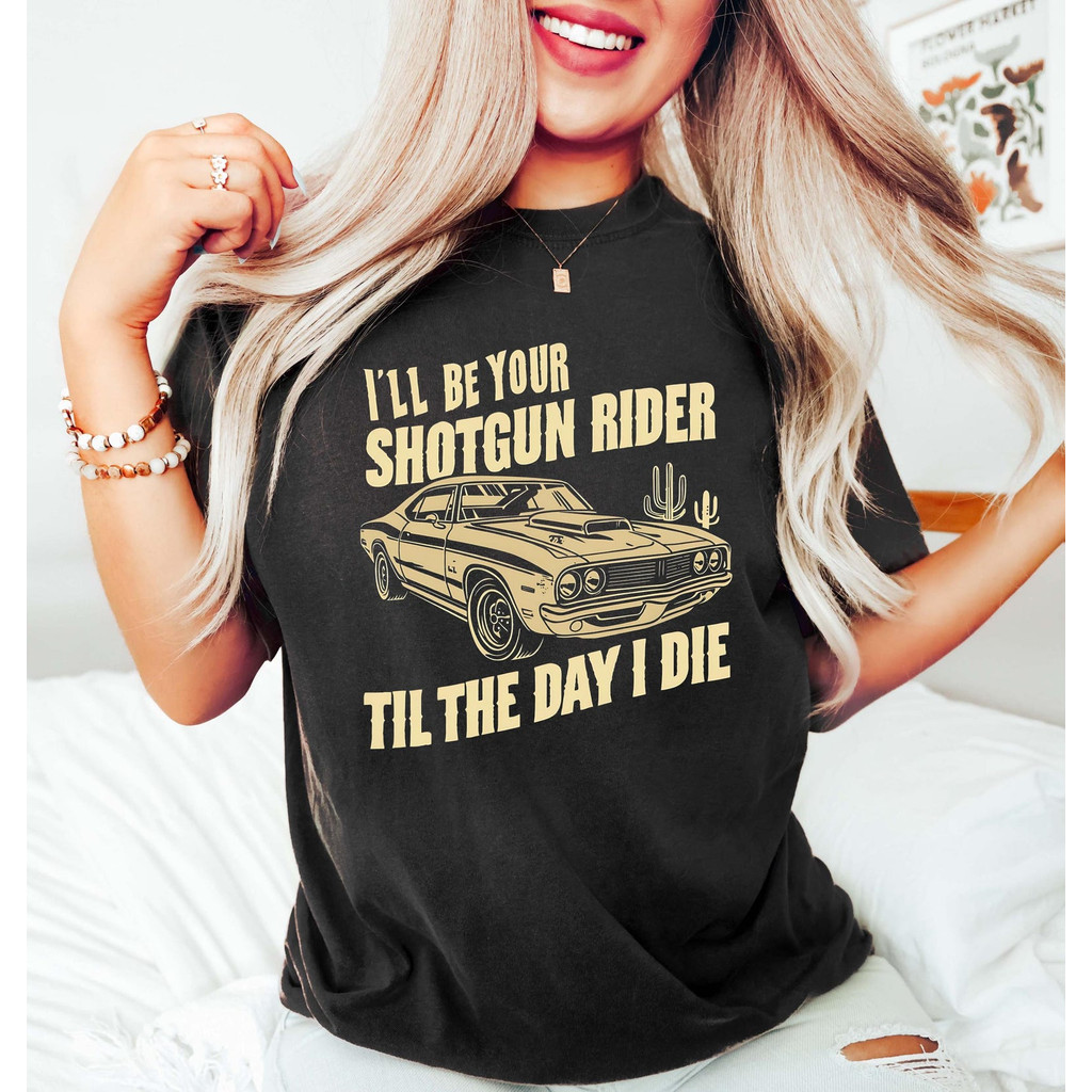 Camiseta Preta Unisex Design com Carro Estilizado Textos 