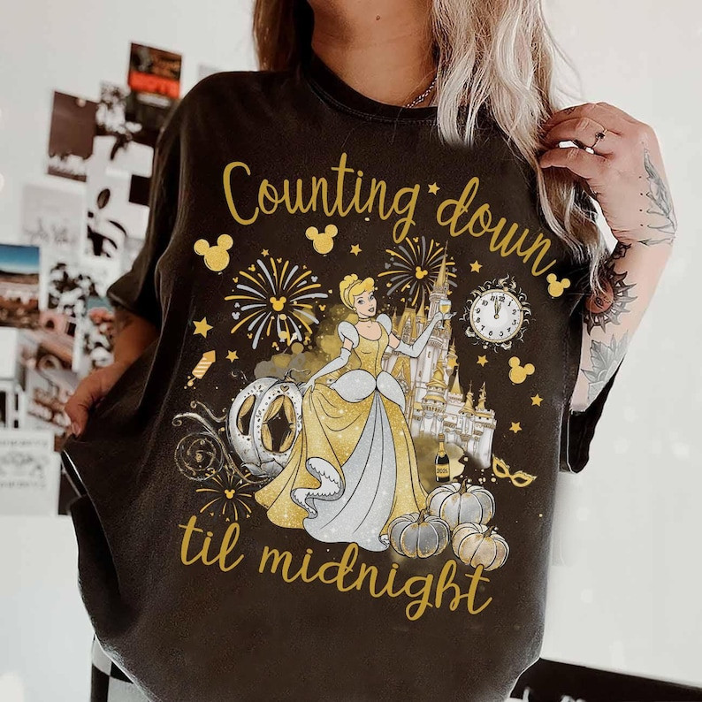 Camiseta Unisex Marrom Design com Personagens de Disney e Decorações Festivas Textos 