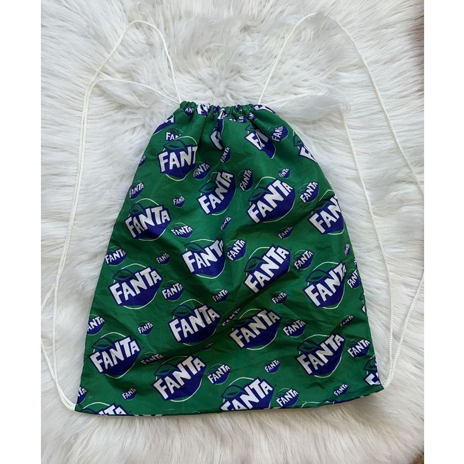 sacochila original da marca fanta, na cor verde com estampa do logo. ideal para o dia a dia (bazar, desapego)