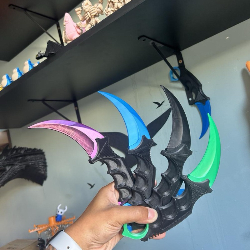Faca Karambit CS2 Decorativa 3D 22cm Item Gamer Colecionável em ABS | Setup RGB & Quarto Gamer