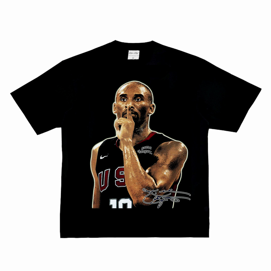 Camiseta Preta Unisex com Design de Kobe Bryant em Uniforme da Seleção Americana e Assinatura, Estilo Pop Culture