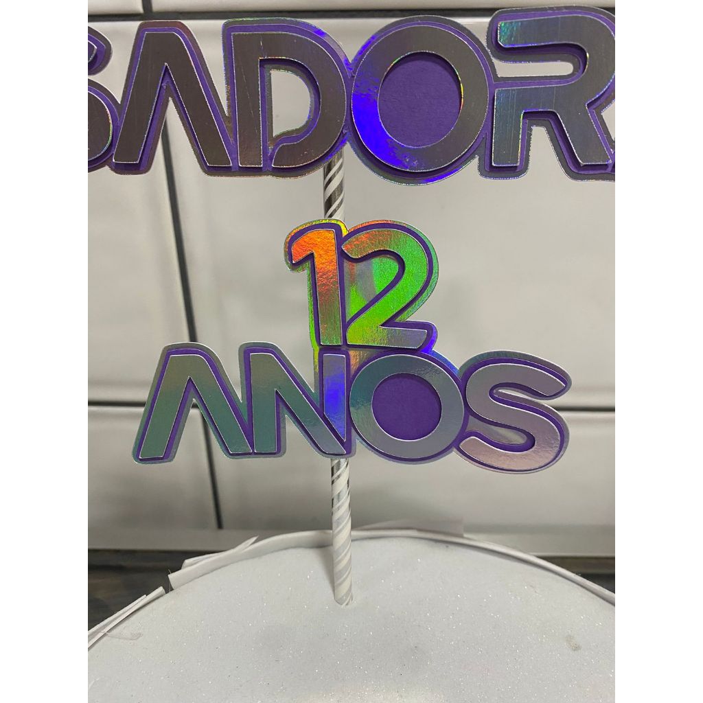 Topo de Bolo Personalizado com Nome e Idade em Lamicote – Dourado, Furta-Cor ou Prata ✨