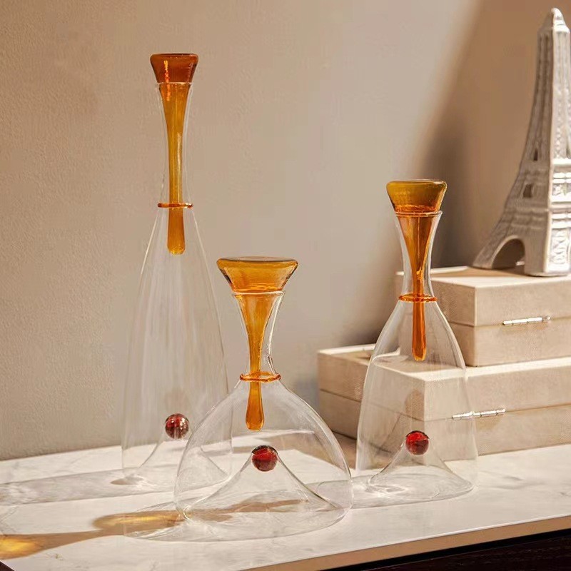 V3NJ Modern, minimalist, and transparent glass decanter and wine glass set, perfect as a decorative piece for living roo