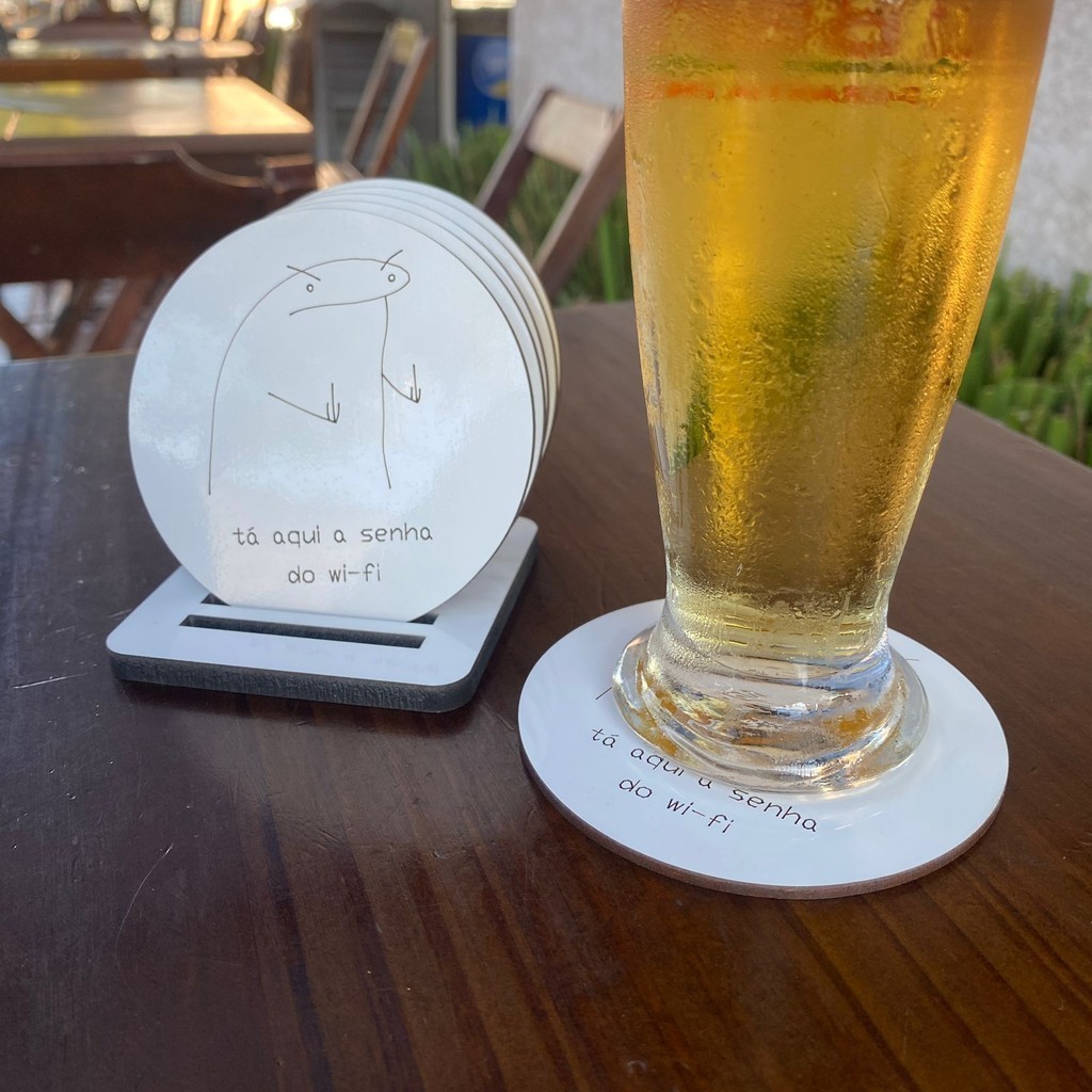 Kit Porta Copos Bolacha Meme Flork Tá Aqui a Senha do WiFi 6 Peças em MDF com Suporte