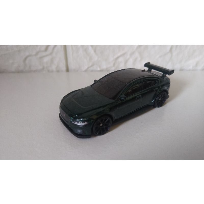 miniatura Hot Wheels do Jaguar XE SV Project 8, parte da coleção 