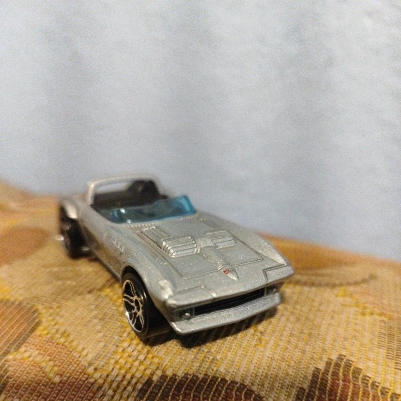 carrinho Hot Wheels, especificamente um Corvette Grand Sport Roadster VELOZES FURIOSOS