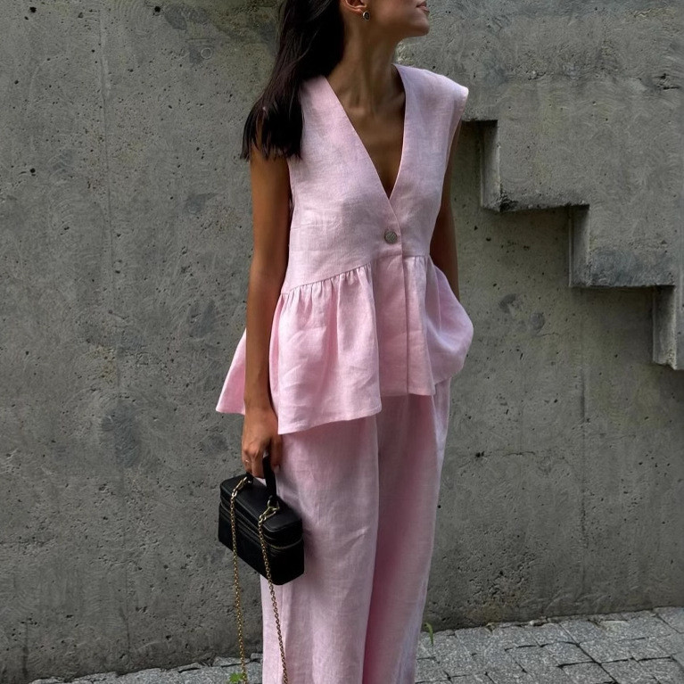 Novo conjunto rosa delicado de duas peças, composto por top sem mangas com decote em V e calças compridas, todo em algod