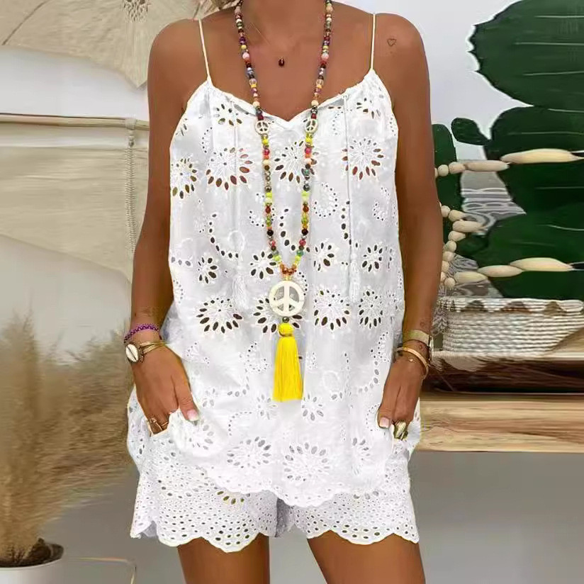 Camisola sem mangas com cordão ajustável, babados e detalhes vazados, acompanhada de shorts bordados e conjunto de algod