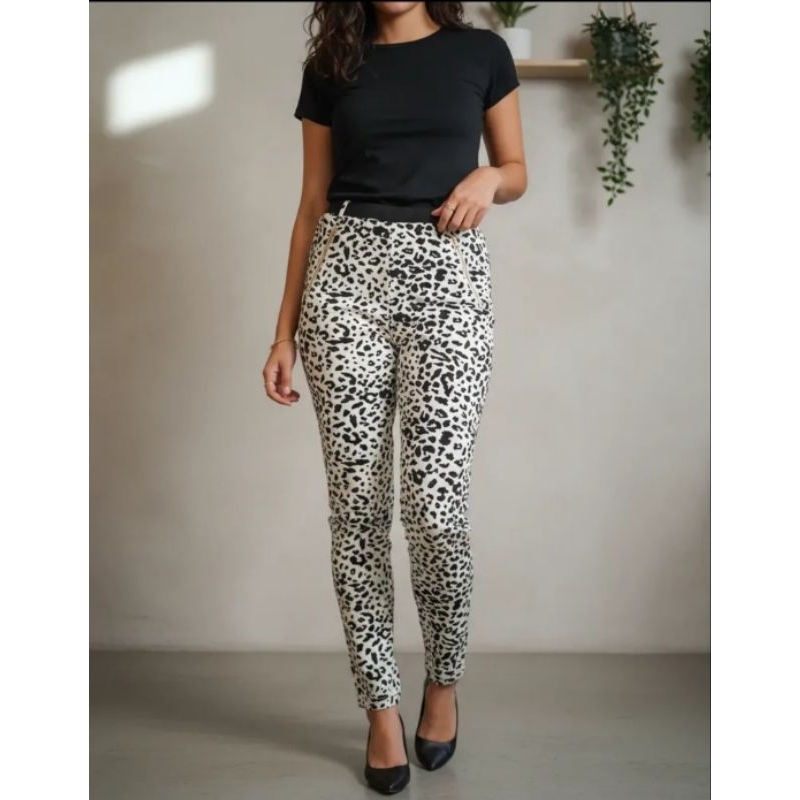 Calça Skinny com Estampa de Leopardo. Tam. M. Brechó