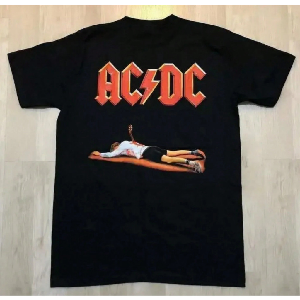 Camiseta Unissex Plus Size Em Puro Algodão Com Estampas Da Banda De Rock AC/DC E Uma Figura Segurando Uma Guitarra