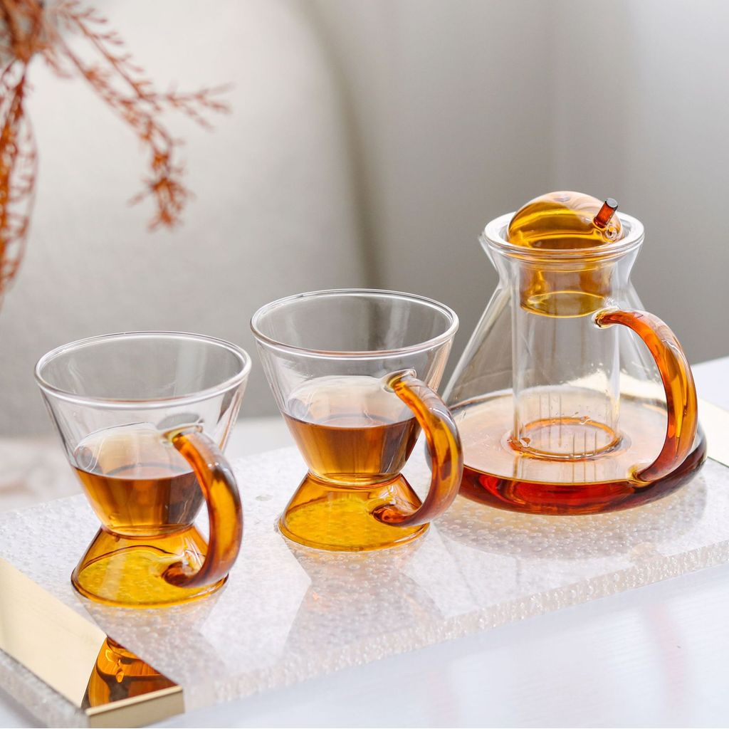 Modern light luxury glass teapot and teacup ornaments set for model rooms, cafes, tea rooms, and hotels as a combination