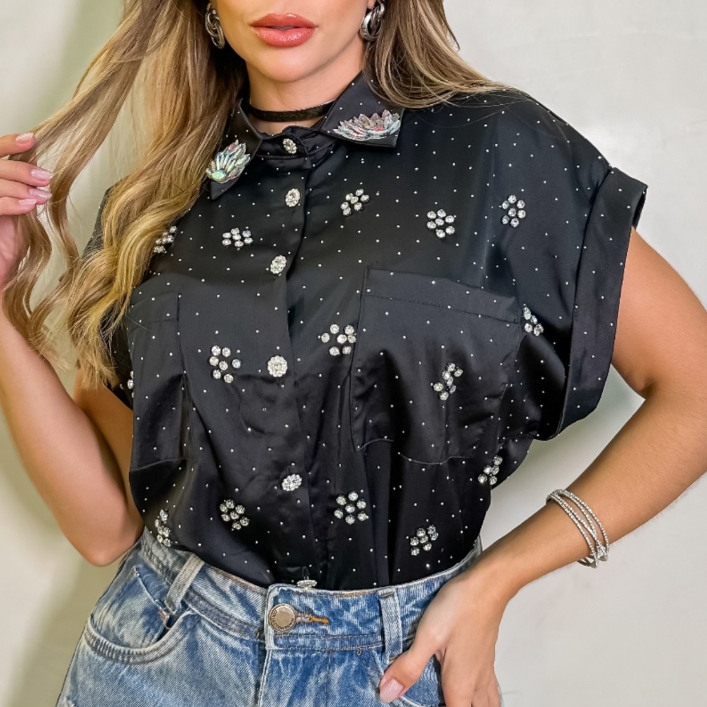 Camisa Acetinada Manga Curta Com Strass e Pedraria 806