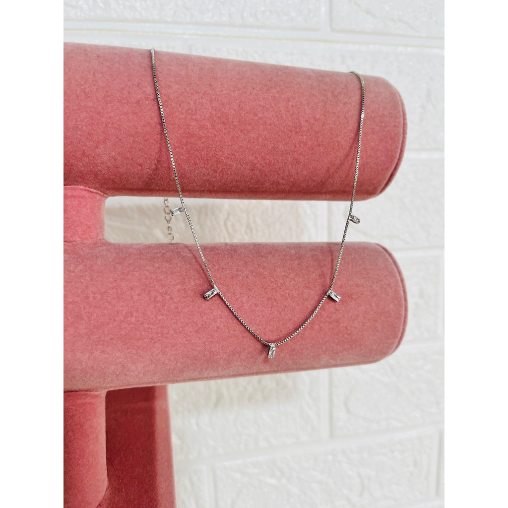 Colares choker folheado a prata com detalhes cristal vidro