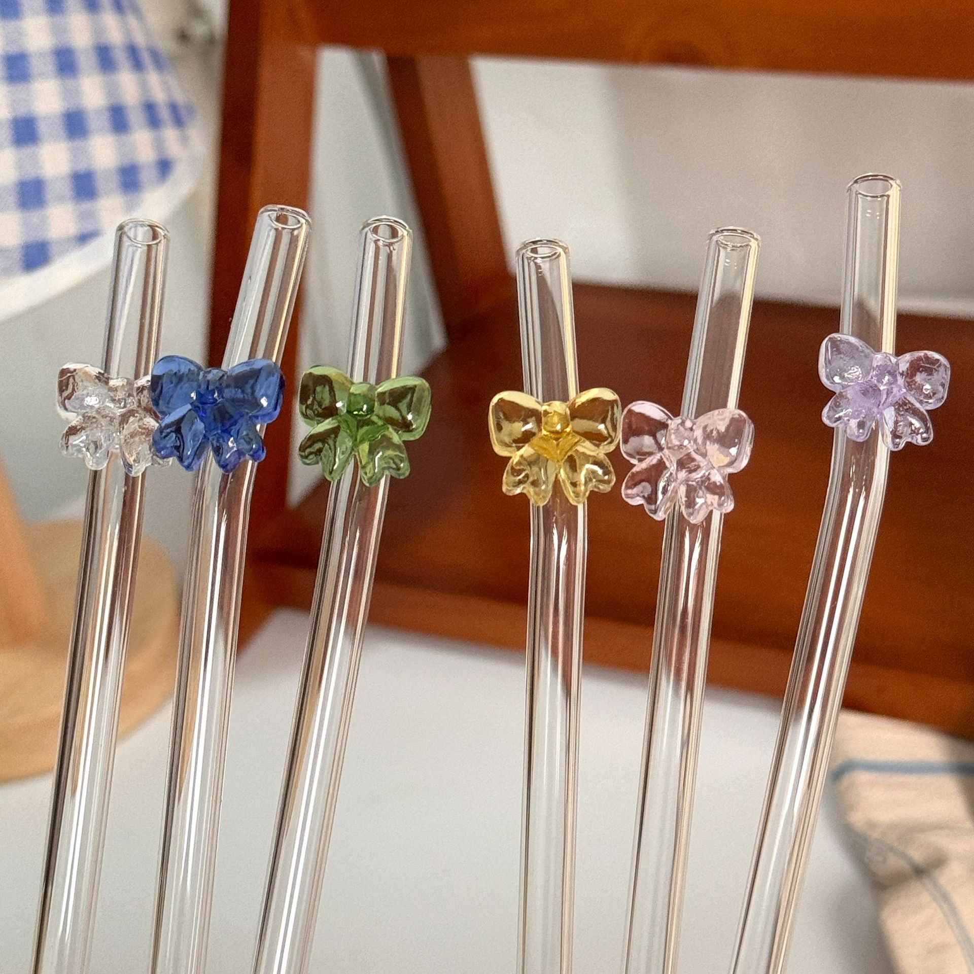 Canudo de vidro em forma de laço de borboleta, resistente ao calor e reutilizável, ideal para chá com leite, sucos e