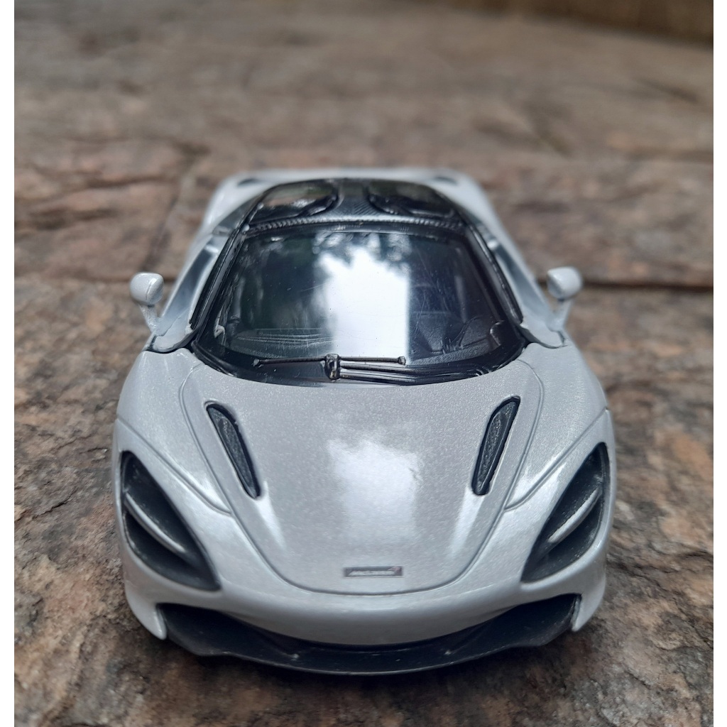 Miniatura Mclaren 720s Branca 1/36 Kinsmart Metal e Fricção.