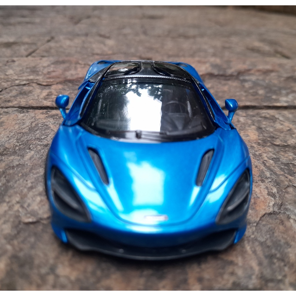 Miniatura Mclaren 720s Azul 1/36 Kinsmart Metal e Fricção.