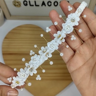 Tiara Headband Faixa Infantil Bebê para Batizado com flores brancas em tecido strass e bordado em pérolas