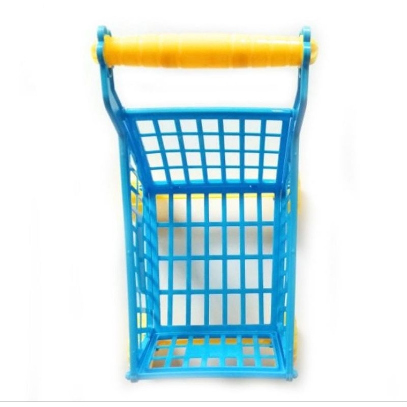 Carrinho de compras. Carrinho de supermercado infantil. Brinquedo de menina.