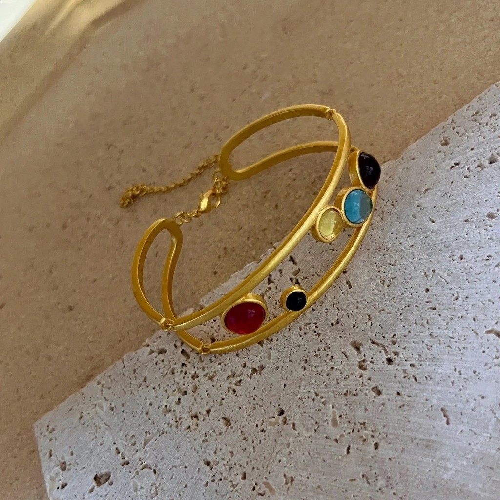 Pulseira linda dourada retro com pedras coloridas abertura feminina luxo