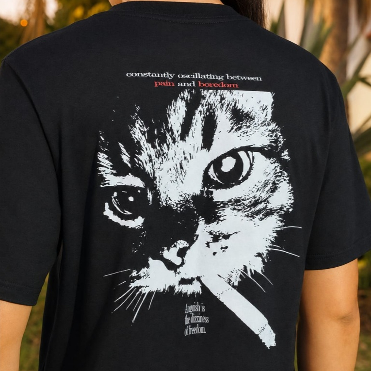 Camiseta Unissex Streetwear Y2K Retro Gato Meme "Anguish Is The Dizziness Of Freedom" -  100% Algodão