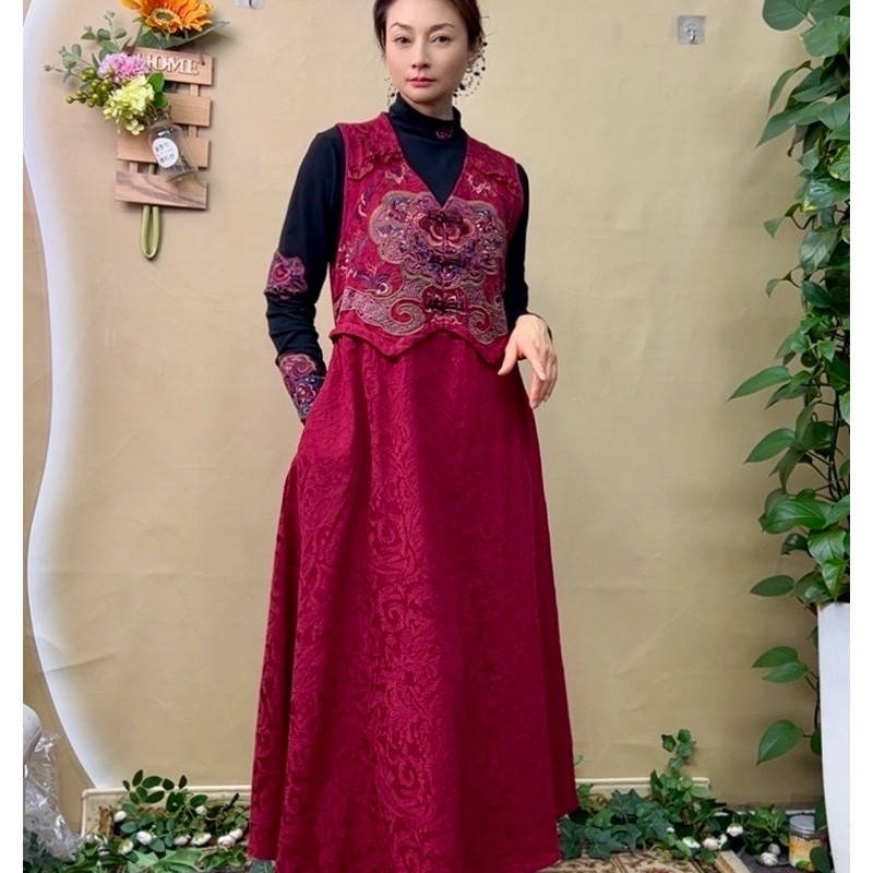 Embroidered Chinese-style dress, featuring traditional Chinese patterns, a loose fit, and a slimming effect, with an emb