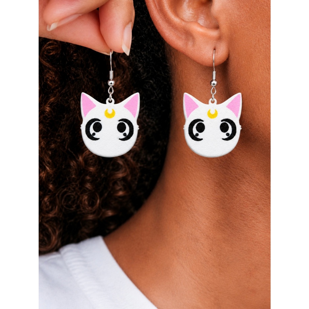 Par Brinco Sailor Moon Luna Artemis 3D Antialérgico Gatinho Anime Gato Kawaii Cat Aesthetic Leve Branco Aço Inoxidável