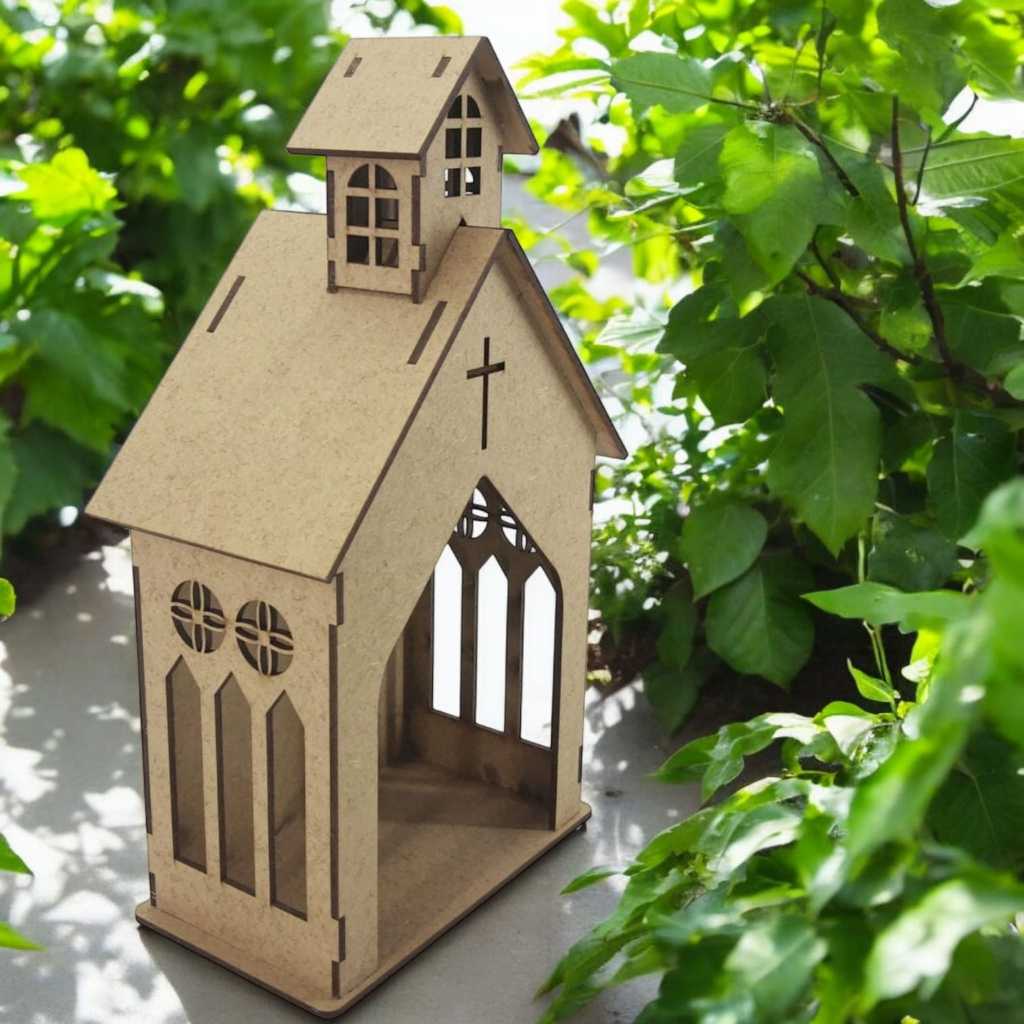 Linda casinha em MDF cru, com design de igreja, ideal para decoração de Natal, presépios ou cenários